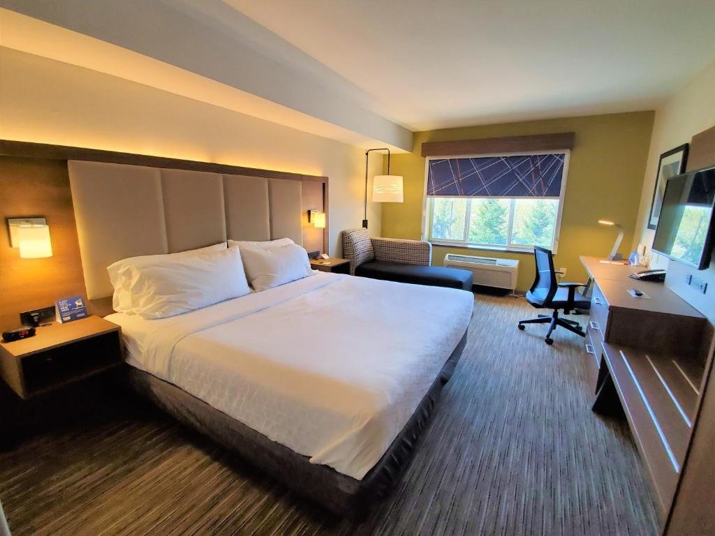 Люкс Holiday Inn Express Hotel & Suites Seattle North - Lynnwood, an IHG Hotel
