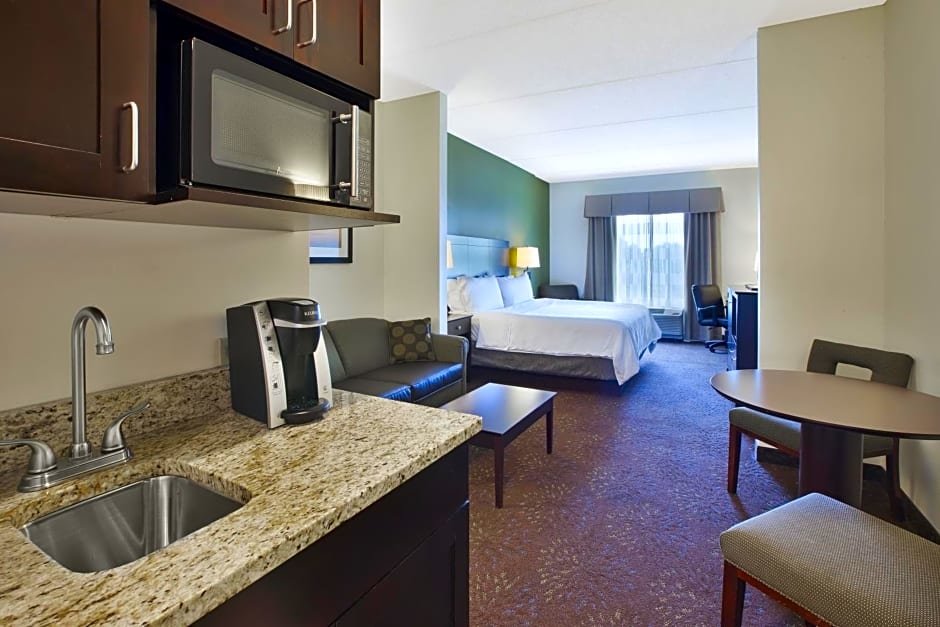 Номер Superior Holiday Inn Express & Suites Geneva Finger Lakes, an IHG Hotel
