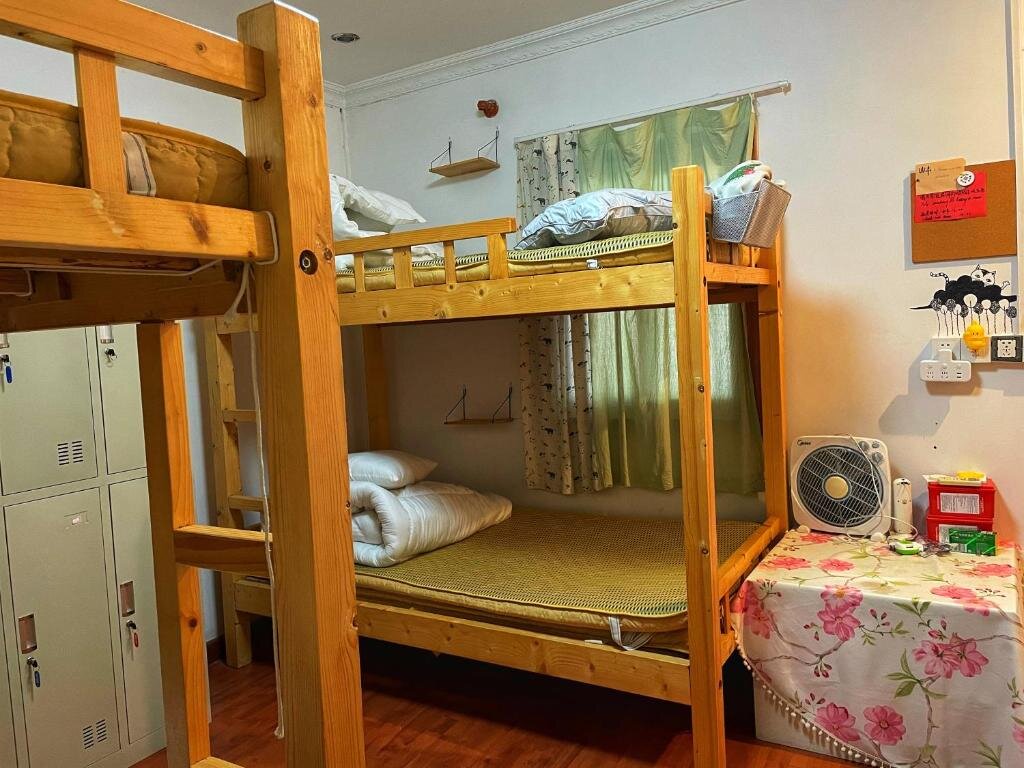 Кровать в общем номере (женский номер) Yellow House Hostel Huizhou West Lake