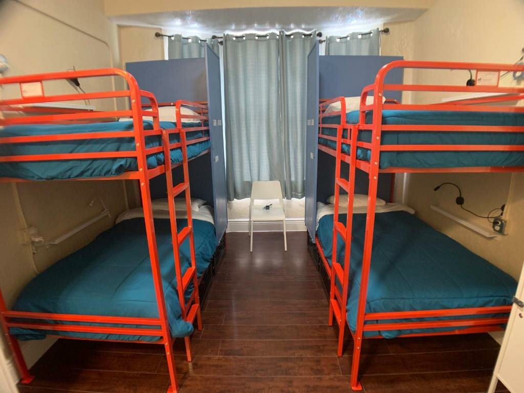 Кровать в общем номере (мужской номер) Orange Village Hostel