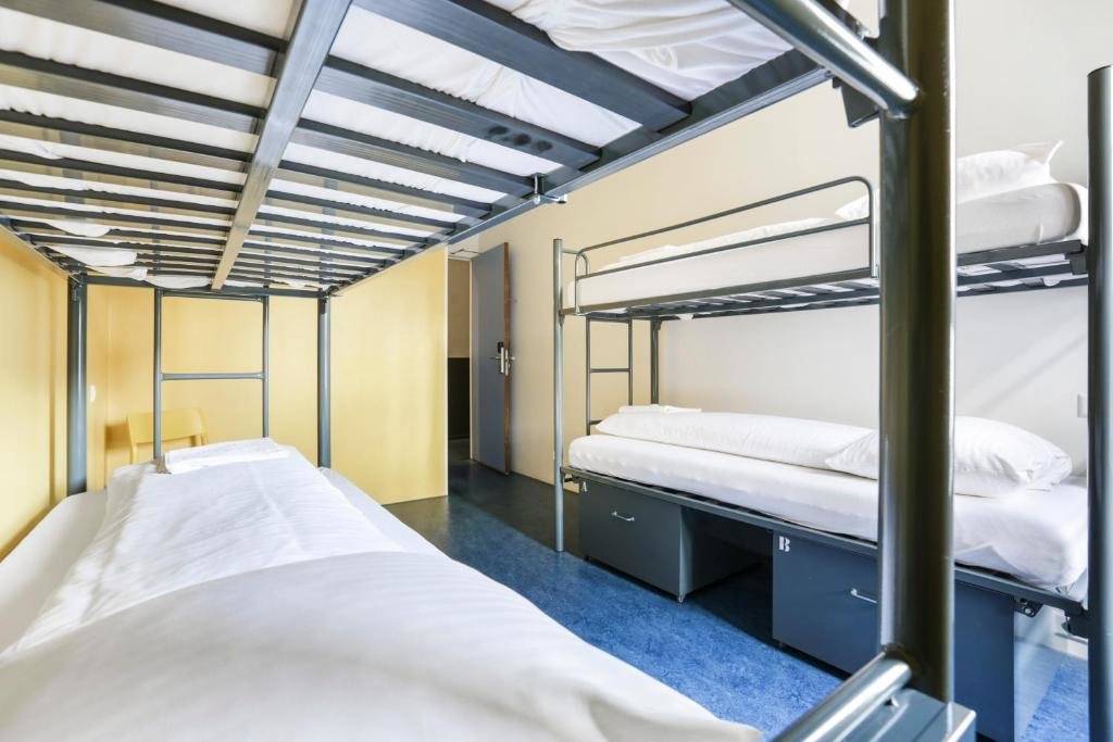 Кровать в общем номере Hans Brinker Hostel Amsterdam