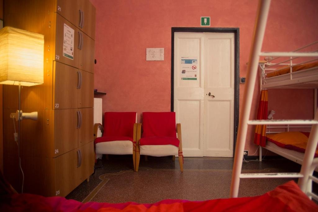 Кровать в общем номере Manena Hostel Genova