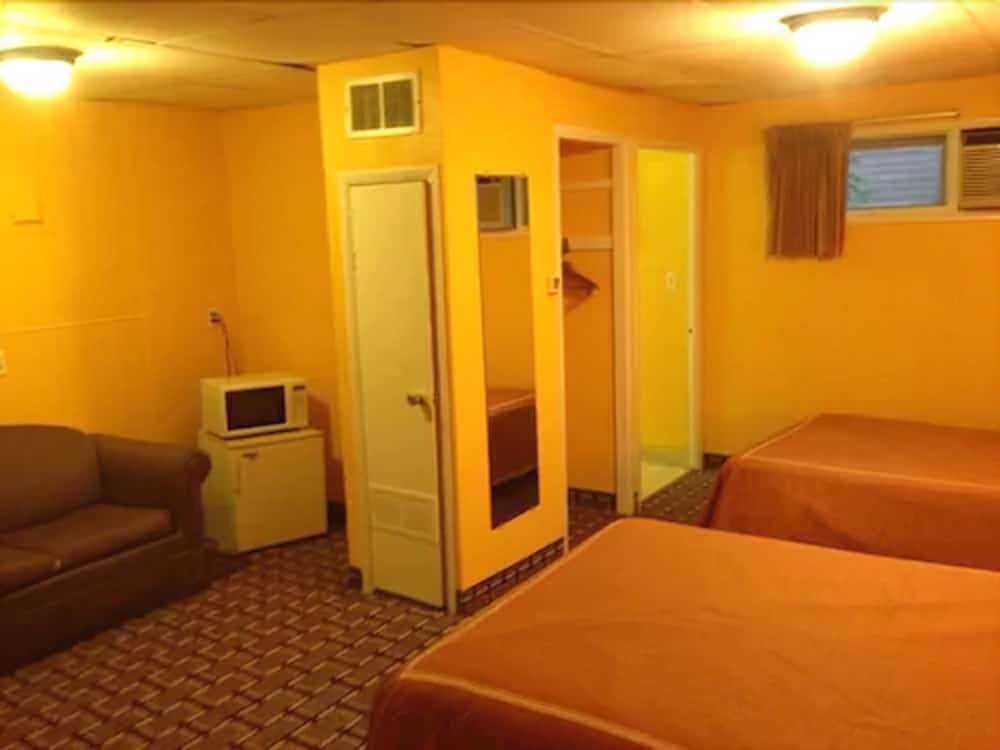 Standard Quadruple room Red Carpet Inn Niagara Falls