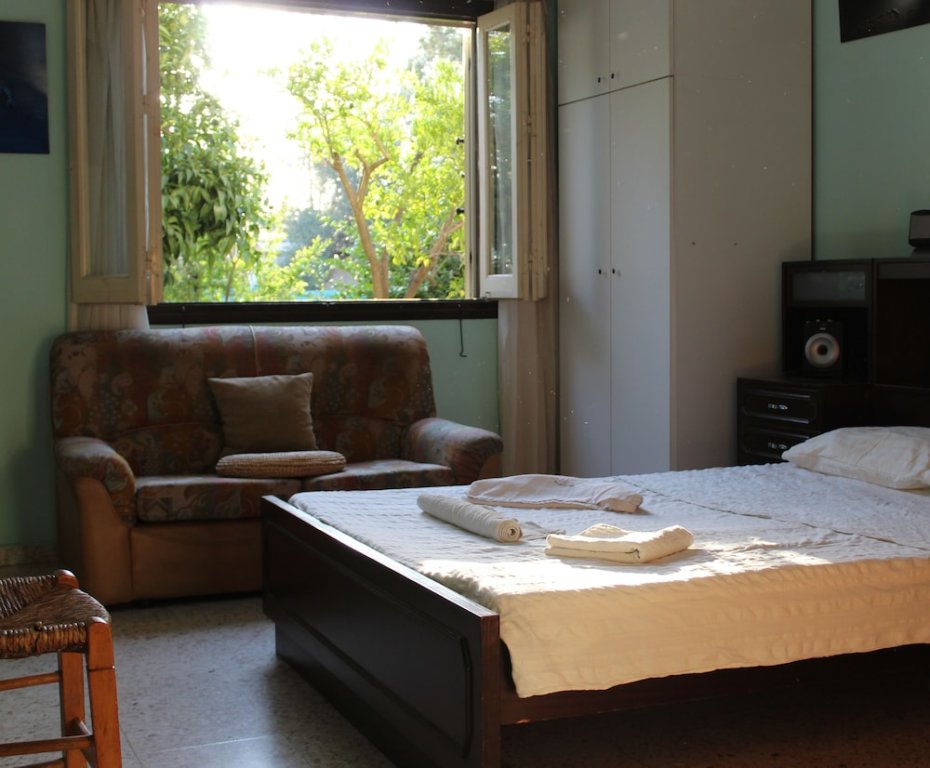 Bett im Wohnheim mit Gartenblick Costas Hostel Action