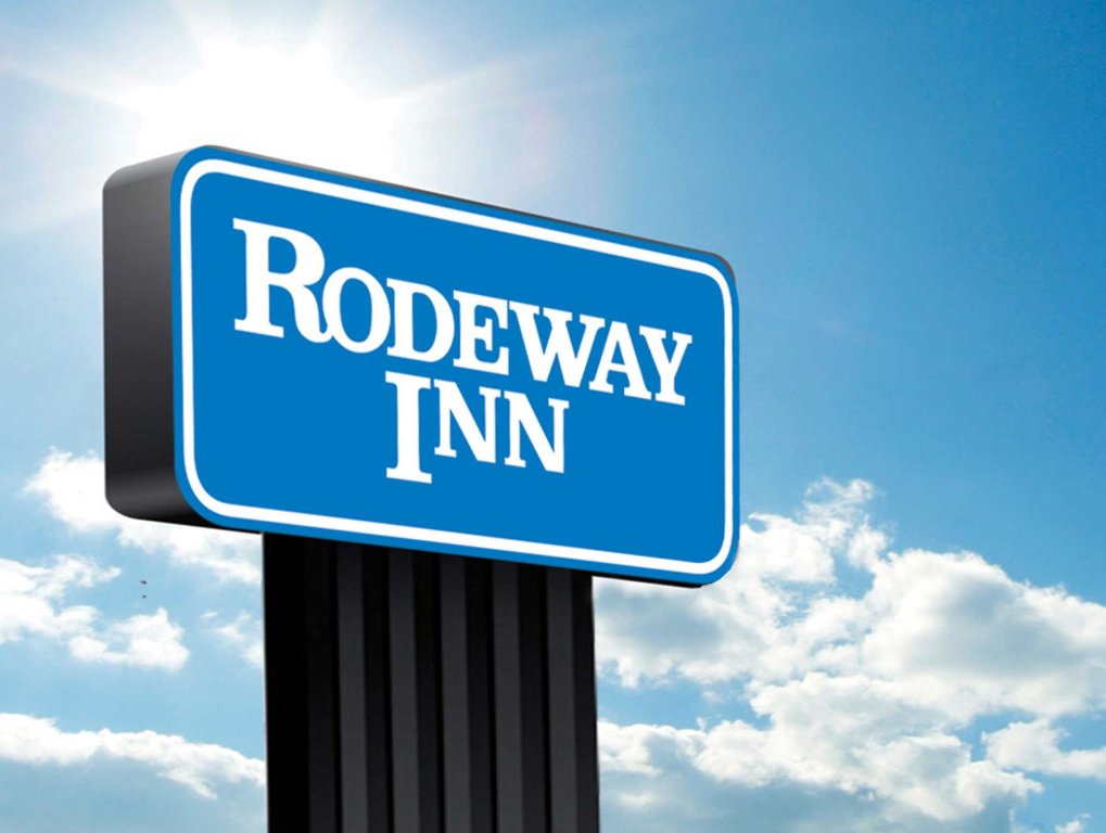 Кровать в общем номере Rodeway Inn