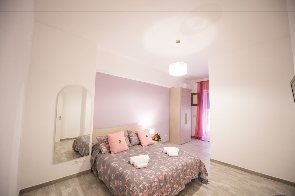 Confort quadruple chambre avec balcon Pantarei B&B