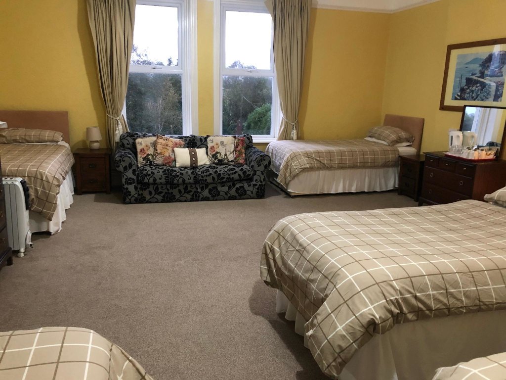 Standard Quadruple Family room Highland Moors