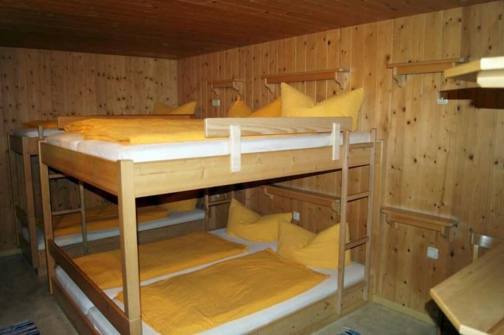 Кровать в общем номере Alpengasthof Brüggele