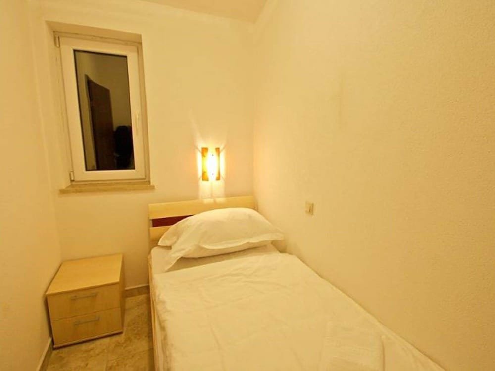 Hütte Plush Holiday Home in Novigrad with Patio