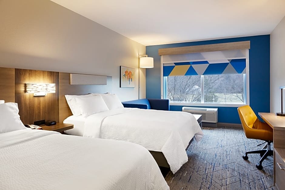 Четырёхместный люкс c 1 комнатой Holiday Inn Express Hotel & Suites Van Wert, an IHG Hotel