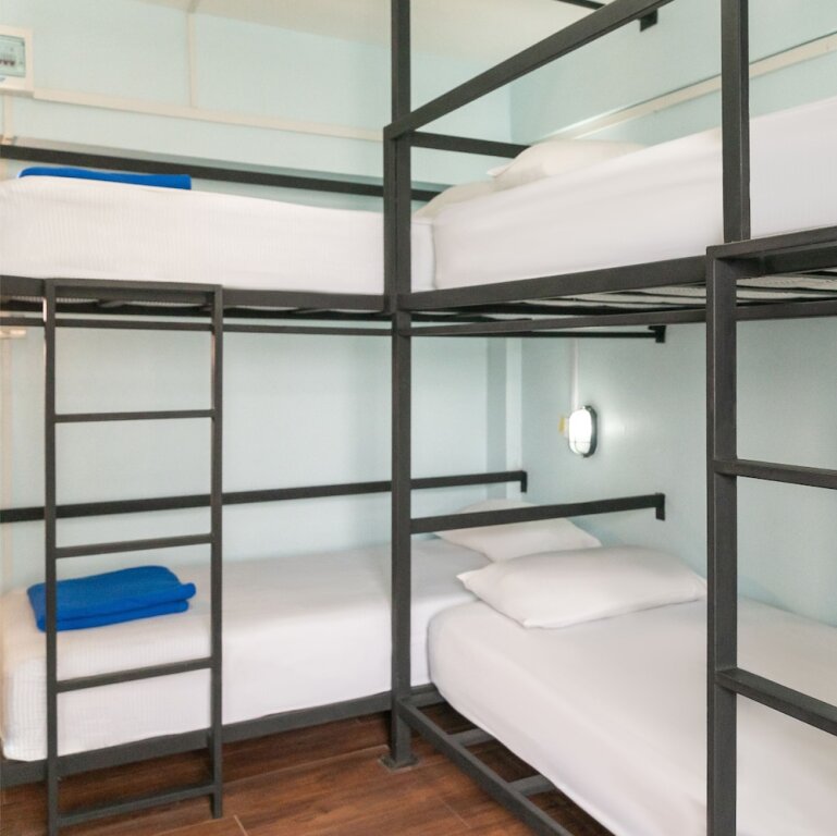 Кровать в общем номере PrimeBiz Hotel Kuta