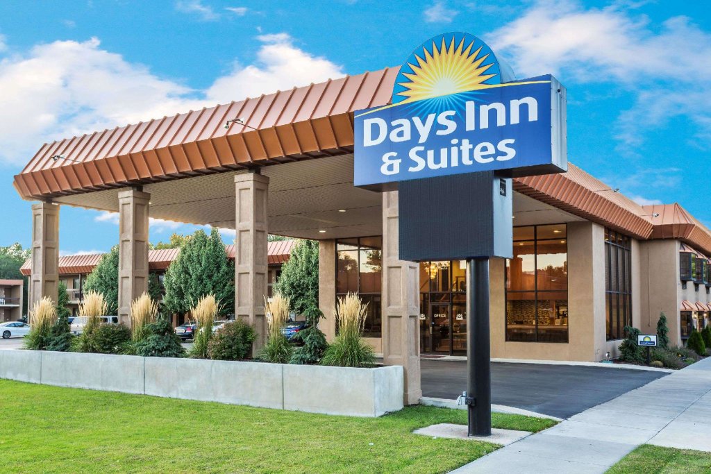 Кровать в общем номере Days Inn & Suites by Wyndham Logan