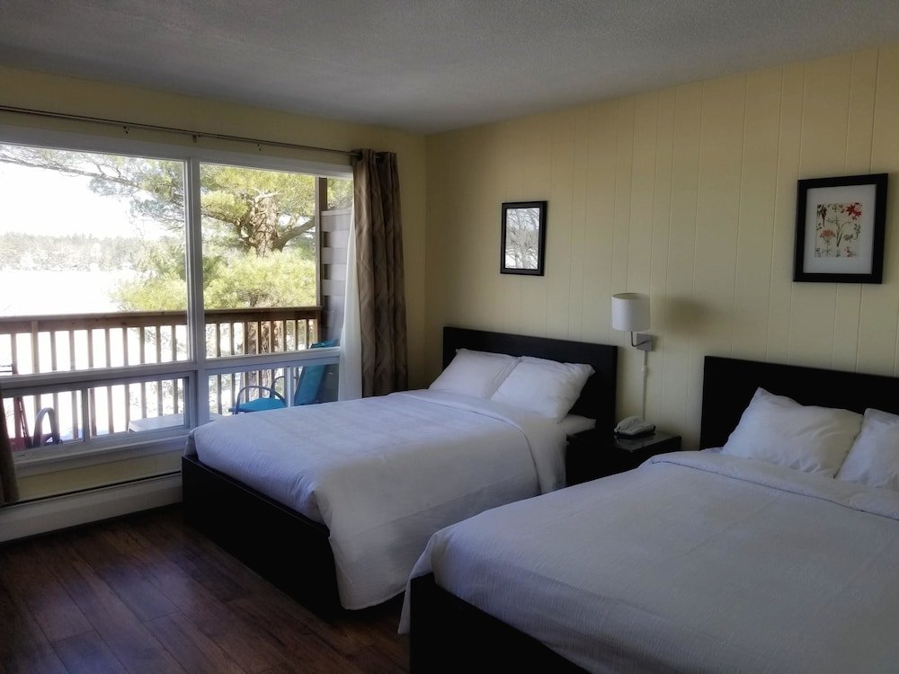 Standard Vierer Zimmer mit Seeblick Pinedale Inn