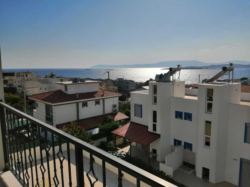 Standard Family Penthouse room with balcony Sunset Akarca Pansiyon