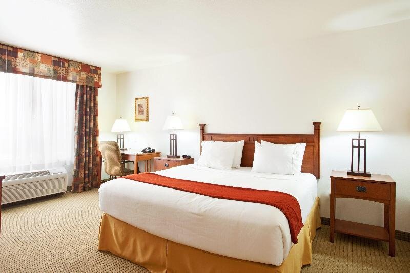 Двухместный люкс с 2 комнатами Holiday Inn Express & Suites Mattoon, an IHG Hotel