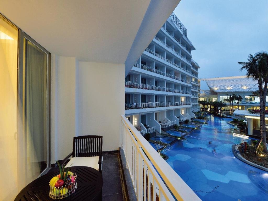 Двухместный номер Standard с видом на бассейн Palace Resort Yalong Bay Sanya