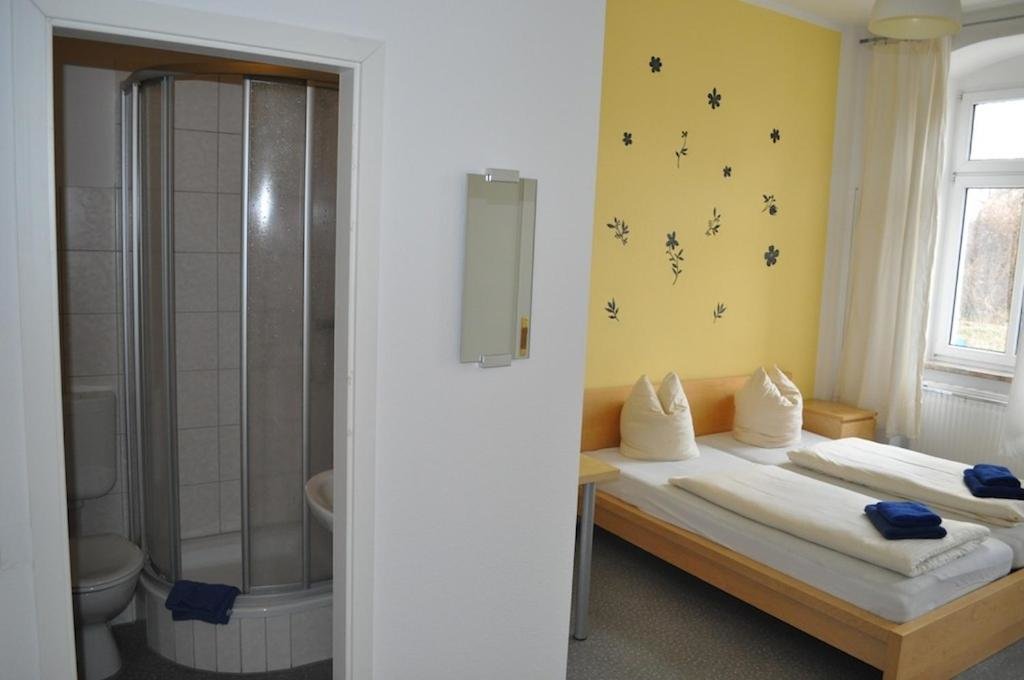 Номер Standard A bed Privatzimmer Dresden - Nichtraucherpension