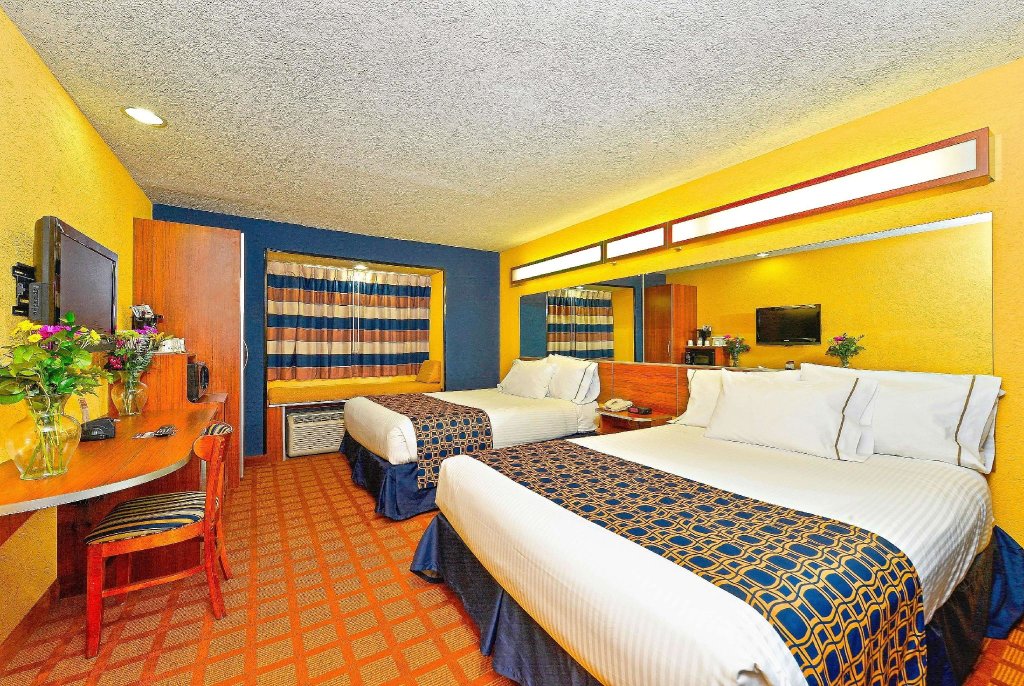 Четырёхместный номер Standard Microtel Inn & Suites by Wyndham New Braunfels I-35