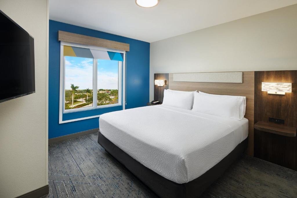 Люкс Deluxe Holiday Inn Express & Suites Port St. Lucie West, an IHG Hotel