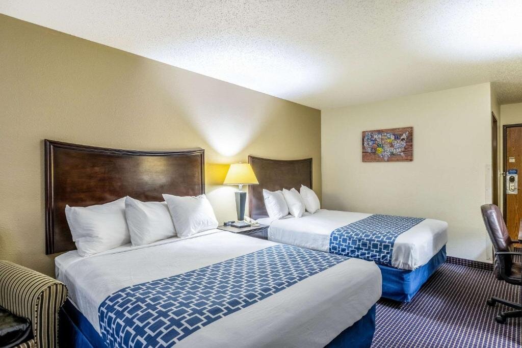 Standard Zimmer Econo Lodge Inn and Suites