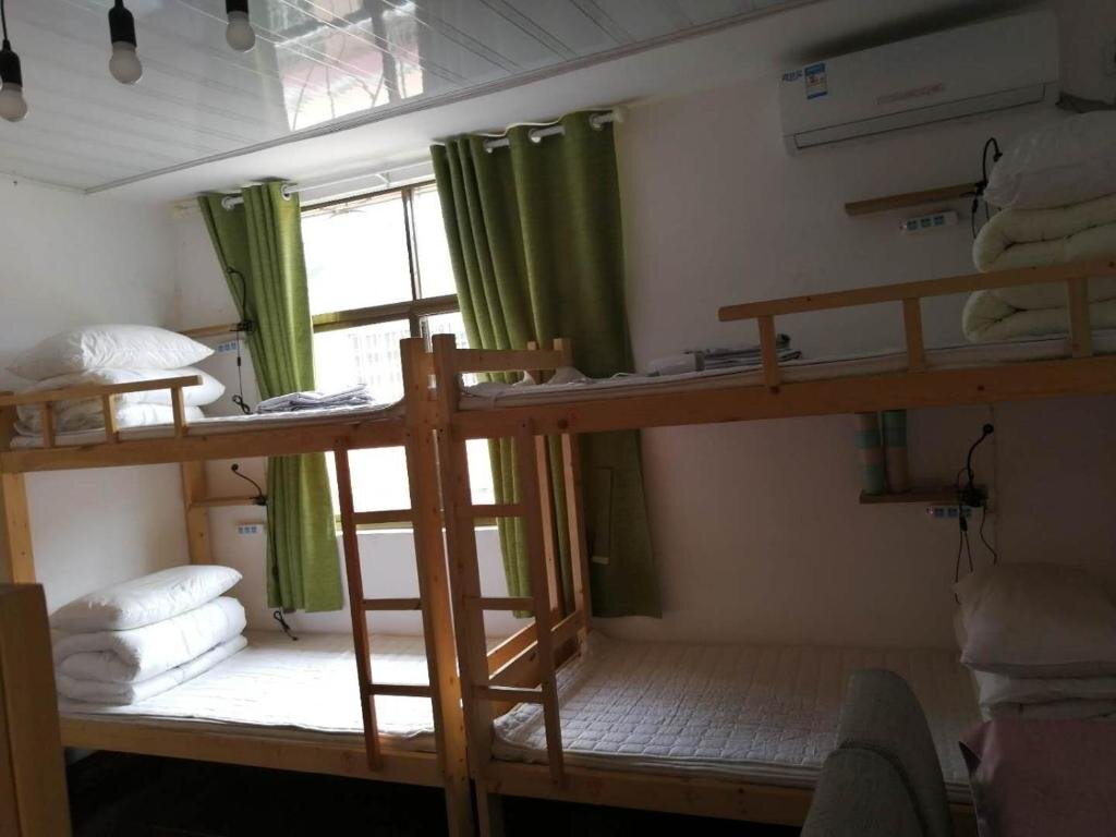 Кровать в общем номере Zhangjiajie Cloud Youth Hostel