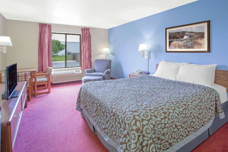 Standard Double room Days Inn by Wyndham Madison NE/Windsor