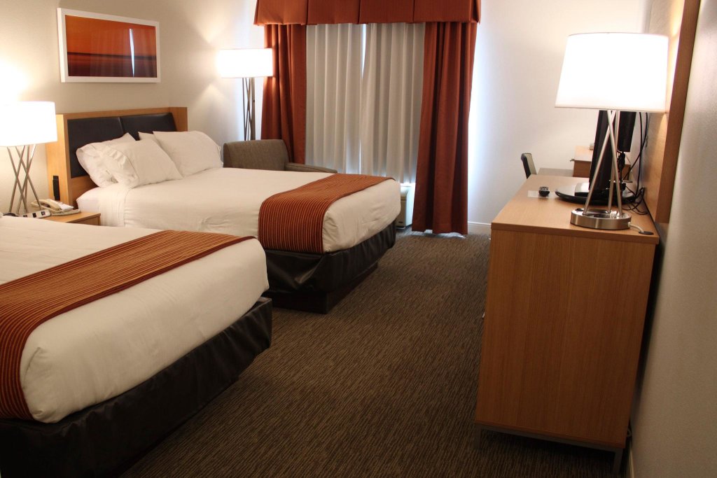 Четырёхместный номер Standard Holiday Inn Express Munising-Lakeview, an IHG hotel