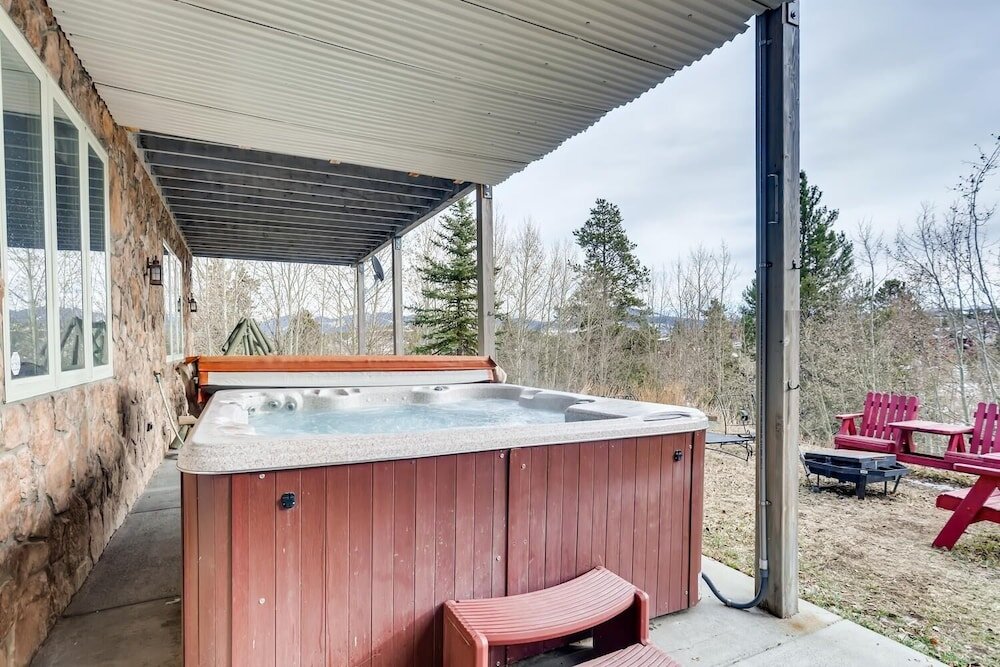 Коттедж Family Mountain Home, Sleeps Up To 12, Private Hot Tub! 4 Bedroom Home by Redawning