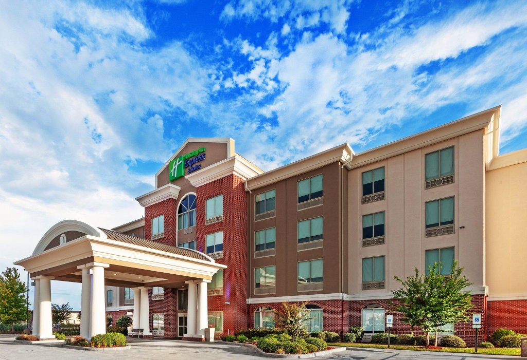 Кровать в общем номере Holiday Inn Express Hotel and Suites Shreveport South Park Plaza, an IHG Hotel