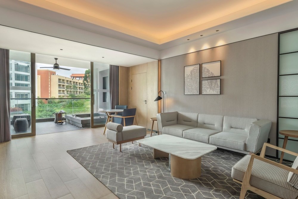Executive Doppel Suite 1 Schlafzimmer mit Gartenblick Sheraton Maoming Hot Spring Resort