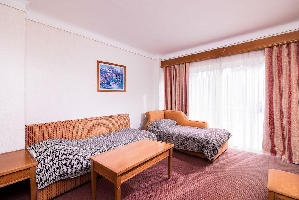 Кровать в общем номере с видом на горы GHotels Athos Palace