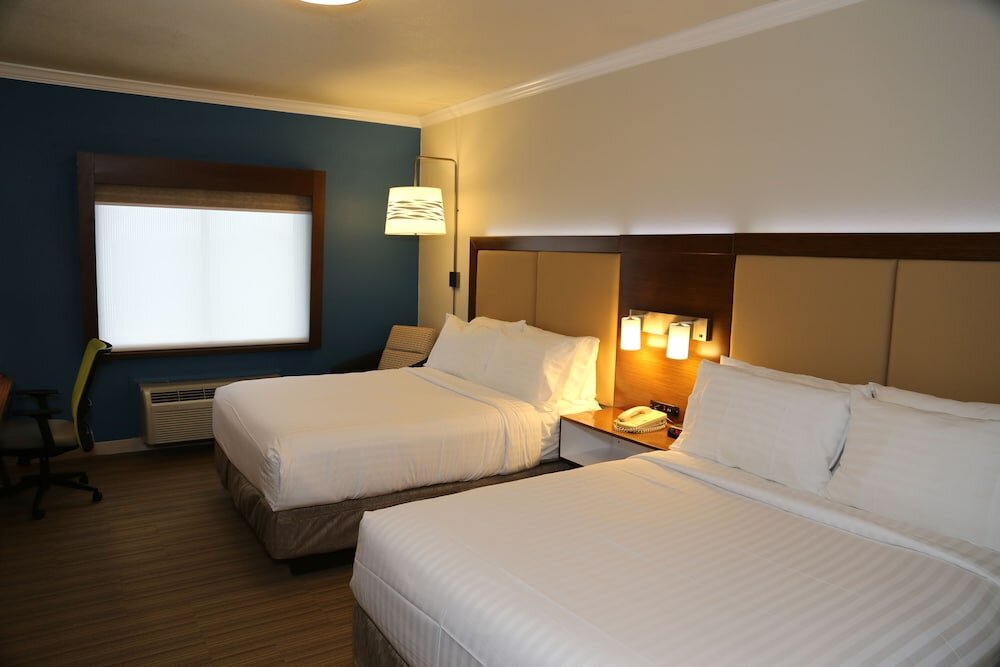 Четырёхместный номер Standard Holiday Inn Express Hotel & Suites Greenville, an IHG Hotel