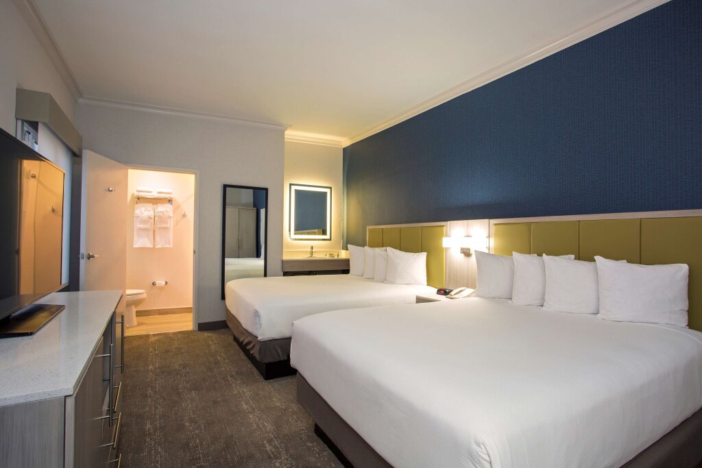 Четырёхместный номер Standard SureStay Hotel by Best Western Santa Monica