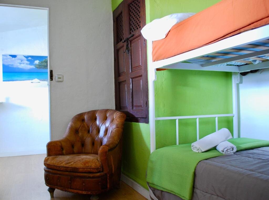 Кровать в общем номере Backpacker Al-Katre