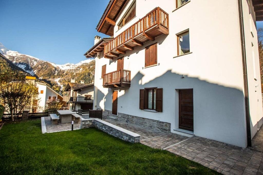 Apartment ALTIDO Warm Flat for 4, with Parking in Courmayeur