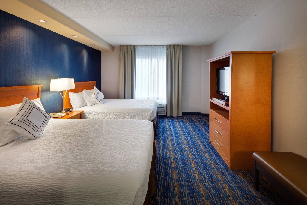 Двухместный люкс c 1 комнатой Fairfield Inn & Suites by Marriott Toronto Brampton