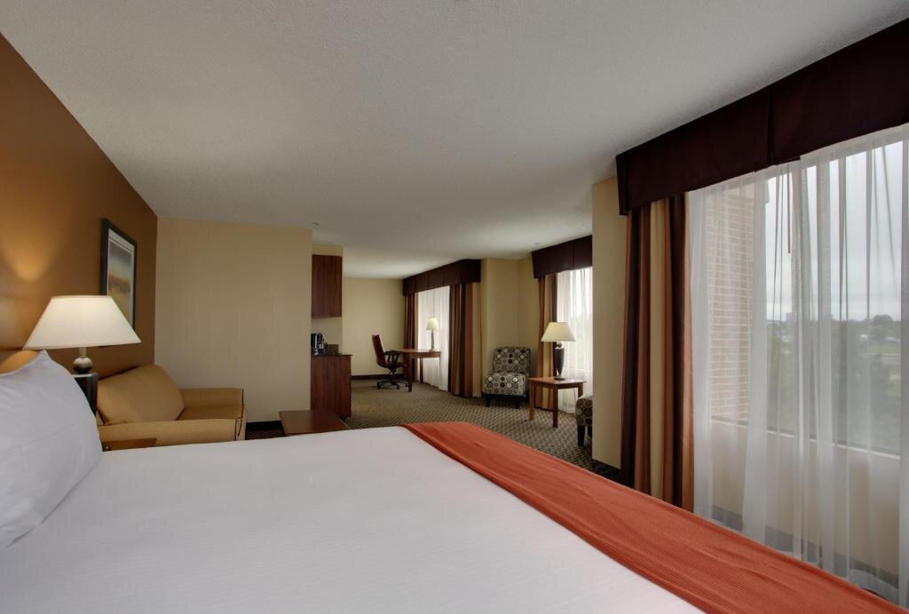 Deluxe suite Holiday Inn Express Hotel & Suites Columbia-I-20 at Clemson Road, an IHG Hotel