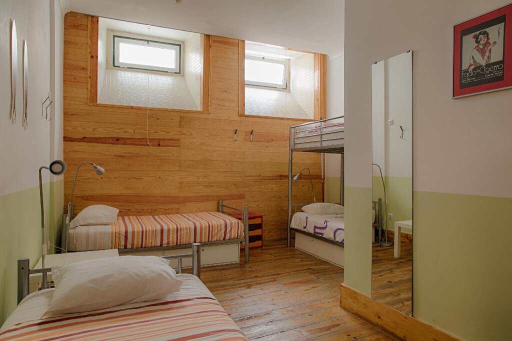 Кровать в общем номере This Is Lisbon Hostel