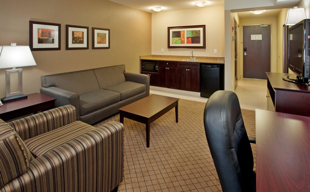 Premium Quadruple room Holiday Inn Hotel and Suites-Kamloops, an IHG Hotel