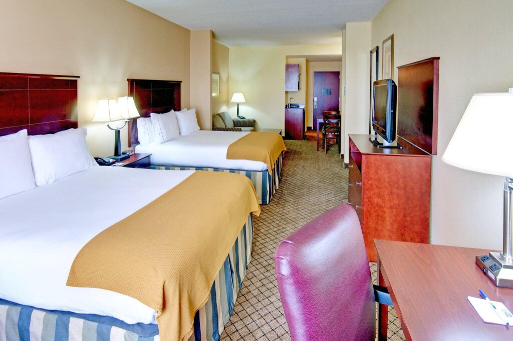 Четырёхместный номер Standard Holiday Inn Express Hotel & Suites Millington-Memphis Area, an IHG Hotel