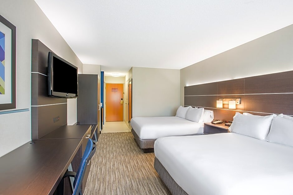 Четырёхместный люкс Holiday Inn Express Hotel & Suites Boston - Marlboro, an IHG Hotel