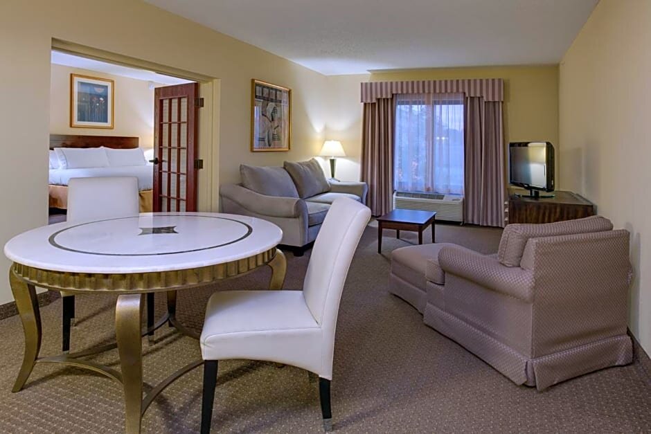 Четырёхместный люкс c 1 комнатой Holiday Inn Express Hotel & Suites Sebring, an IHG Hotel