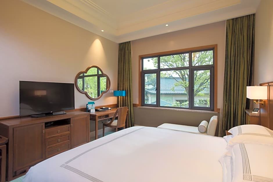 Deluxe room with garden view Zhejiang Xizi Hotel