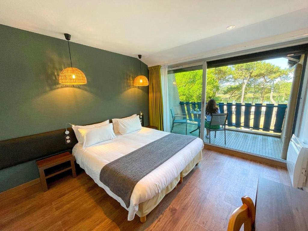 Standard Doppel Zimmer mit Balkon Hotel Logis Lacotel