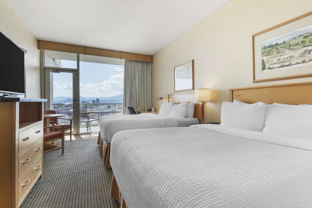 Четырёхместный номер Standard с балконом Best Western Plus Kelowna Hotel & Suites