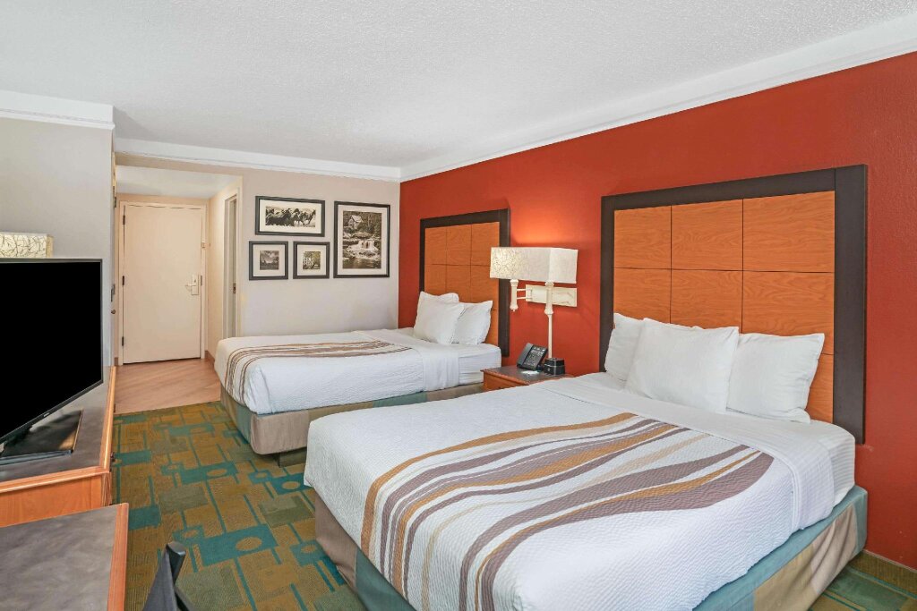 Четырёхместный номер Executive La Quinta Inn & Suites by Wyndham Kingsport TriCities Airport