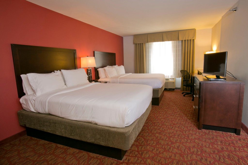 Четырёхместный номер Standard Holiday Inn Express & Suites Brookhaven, an IHG Hotel