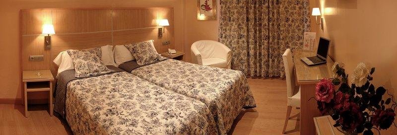 Кровать в общем номере Hotel Selu
