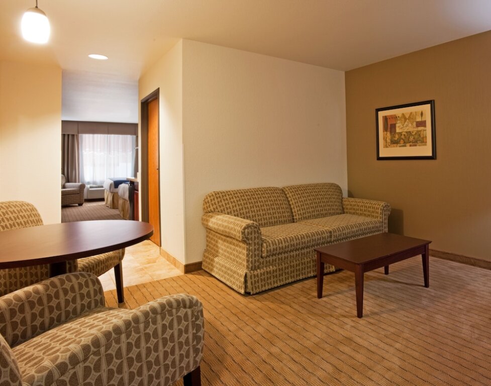 Люкс Holiday Inn Express Hotel & Suites Antigo, an IHG Hotel