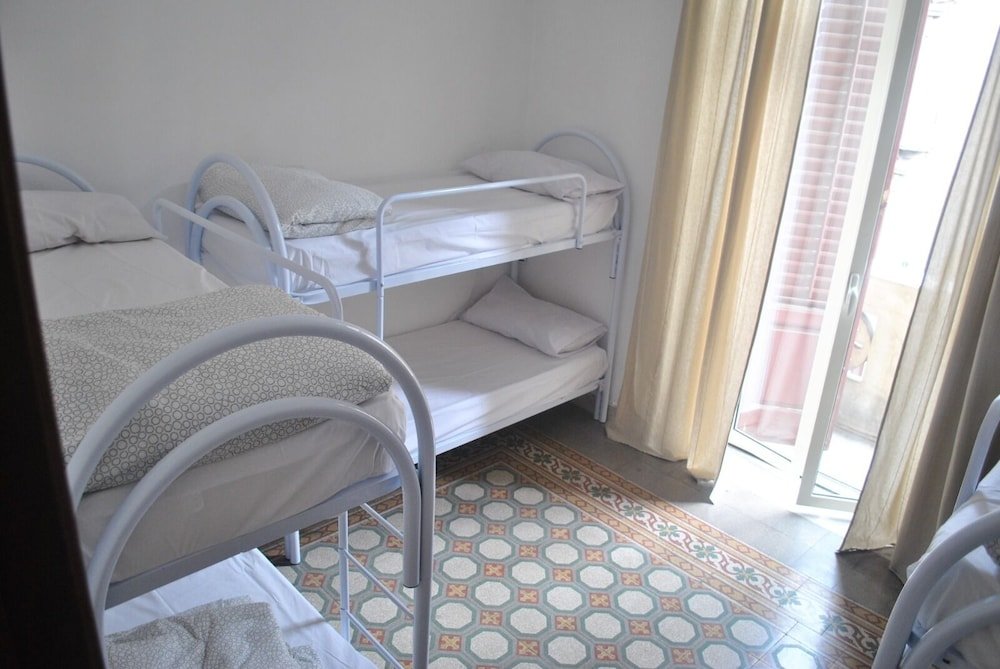 Кровать в общем номере с балконом и с видом на город Sunrise Hostel & Rooms